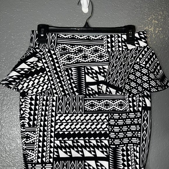 Women’s Large Black White Geometric Tribal Print Bodycon Mini Skirt W28 L17 - Picture 2 of 3
